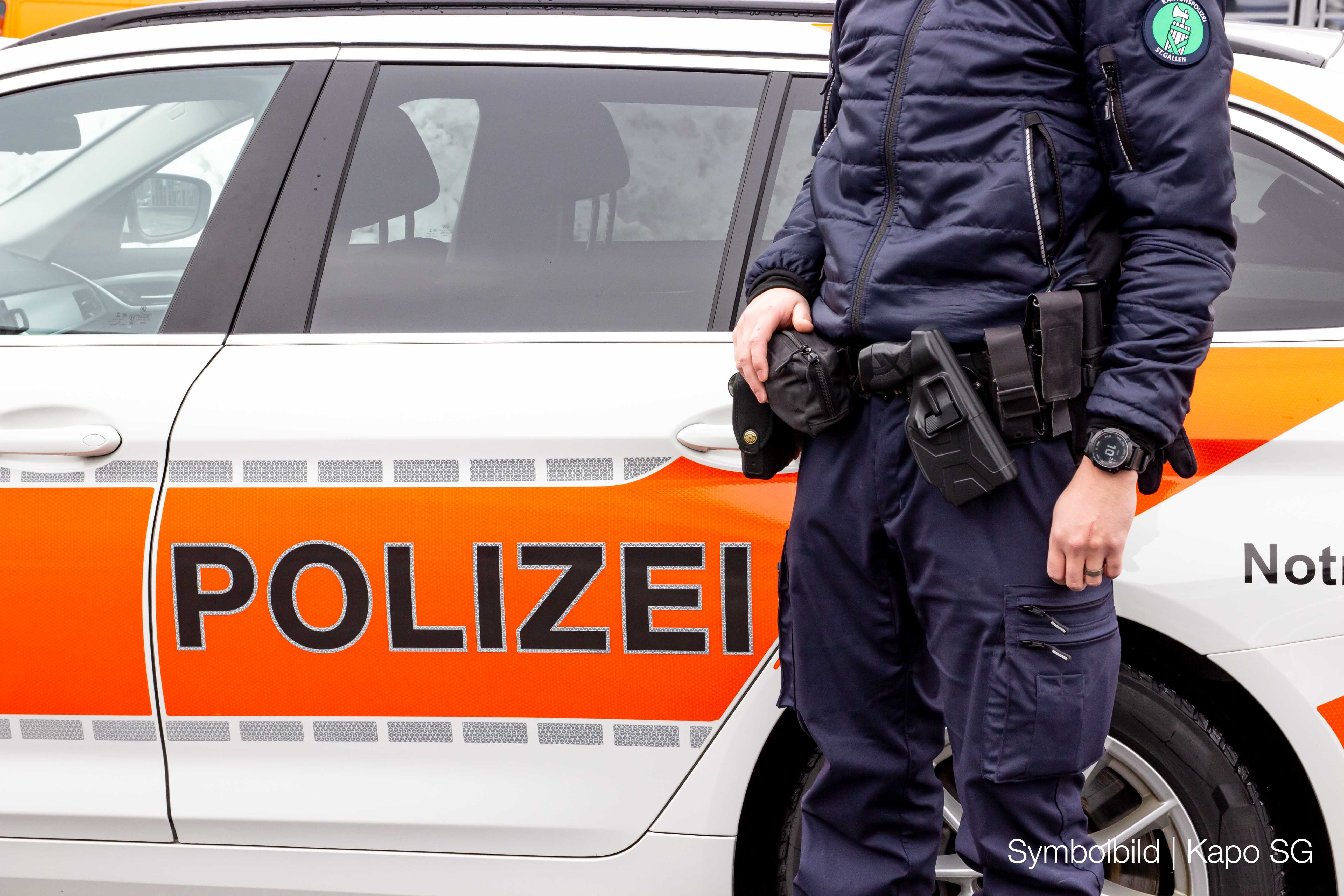 Mann Geht Mit Eisenstange Auf Zwei Polizisten Los