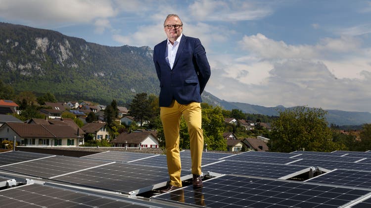 Christian Herzog vor der Fotovoltaikanlage auf dem Firmendach. (Hanspeter Bärtschi (16. Mai 2019))