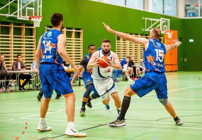 Das Halbfinale zwischen LK Zug Basket und BC Divac (Liga Meister) am Final Four-Turnier 2022 in der neuen Dreifachhalle Kanti Zug.