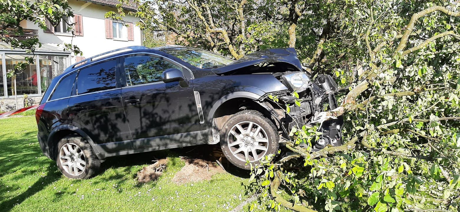 Rudolfstetten, 9. Mai: Ein Autolenker durchbrach einen Gartenzaun und kollidierte mit einem Baum. Beim Unfall wurde auch ein Kind leicht verletzt.