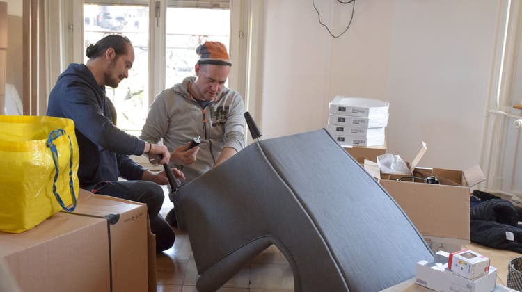 Die Elternwohnung der Stiftung Sonnenschein beim Kinderspital Zürich konnte dank einer Spende der Ikea-Filialen Spreitenbach und Dietlikon renoviert werden. Bild: Handwerker-Team der Firma «Möbel to go» beim Aufbau der Ikea-Möbel. (zvg)