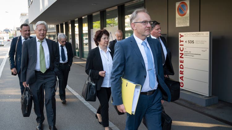 Die drei Angeklagten vor dem Eingang des Bezirksgerichts Kreuzlingen: Dierk Maass (mit grüner Krawatte)  Martin Costa (blaue Krawatte) und Antoinette Airoldi. (Bild: Ralph Ribi)