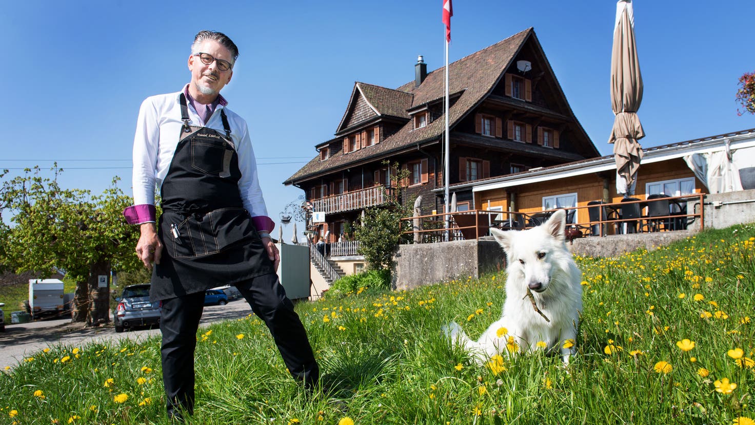 Daniel Lüthold mit Hund Aico vor dem Gasthaus Michelskreuz. (Bild: Eveline Beerkircher (Root, 27. April 2022))
