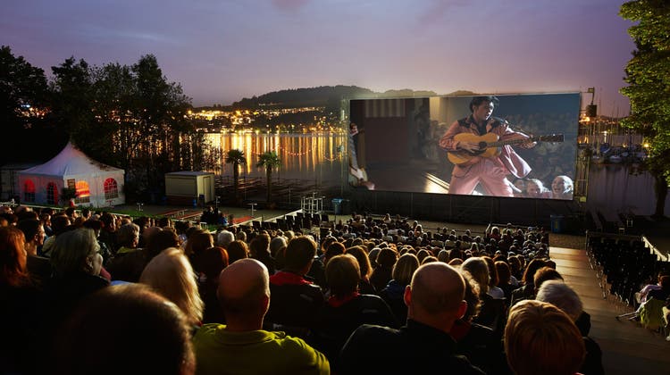 Die diesjährige Luzerner Open-Air-Kinosaison startet am 13. Juli mit der brandneuen Filmbiografie über Elvis Presley. (Bildmontage: PD)