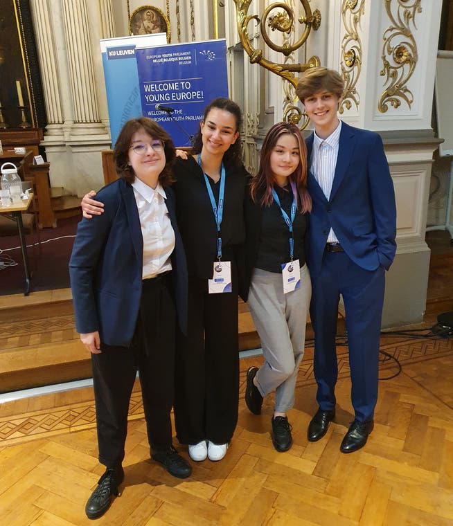 Die Delegation der Kanti Wohlen an der National Selection Conference des Europäischen Jugendparlaments in Antwerpen: Grace Räber, Sarah Noman, Aisha Pfund und Enea Fischlin (von links).