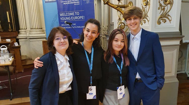 Die Delegation der Kanti Wohlen an der National Selection Conference des Europäischen Jugendparlaments in Antwerpen: Grace Räber, Sarah Noman, Aisha Pfund und Enea Fischlin (von links). (zvg)