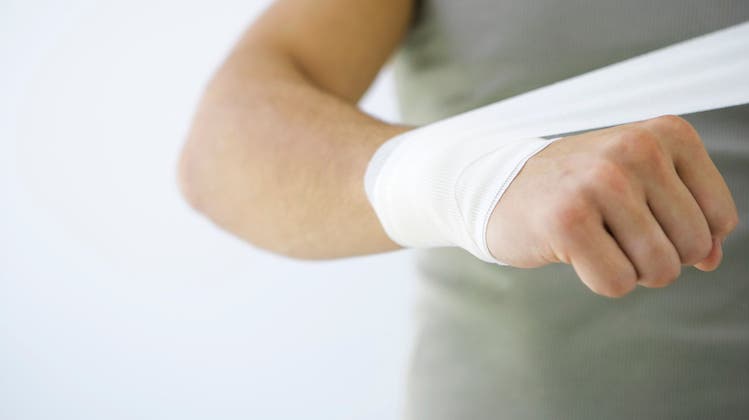 Bei einem Tennisarm sollten Streckbewegungen im Handgelenk vermieden werden. (Bild: Getty)