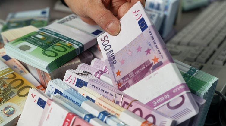 Mit 18'000 Euro Falschgeld fuhren die Beschuldigten von Italien in die Schweiz, um dort eine Rolex zu kaufen. (Key)