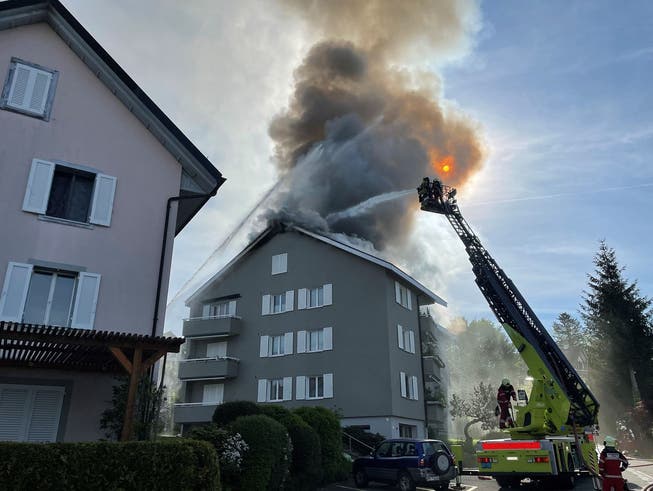Die Feuerwehr hatte die Flammen rasch unter Kontrolle. Die 15 Bewohnerinnen und Bewohner können vorerst aber nicht in ihre Wohnungen zurückkehren.