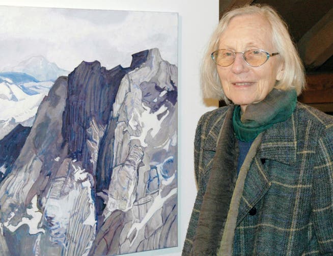 Mehrere Hunderte Bilder hat Ursula Meier mittlerweile gemalt. Hier steht die 82-Jährige neben dem Gemälde mit dem Titel «Berge 1».
