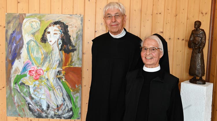 Pater Eugen Bollin (Kloster Engelberg) und Schwester Chantal Hug (Kloster St.Andreas, Sarnen) vor ihren Werken im Kulturraum Kägiswil. (Bild: Romano Cuonz (Kägiswil, 7. Mai 2022))
