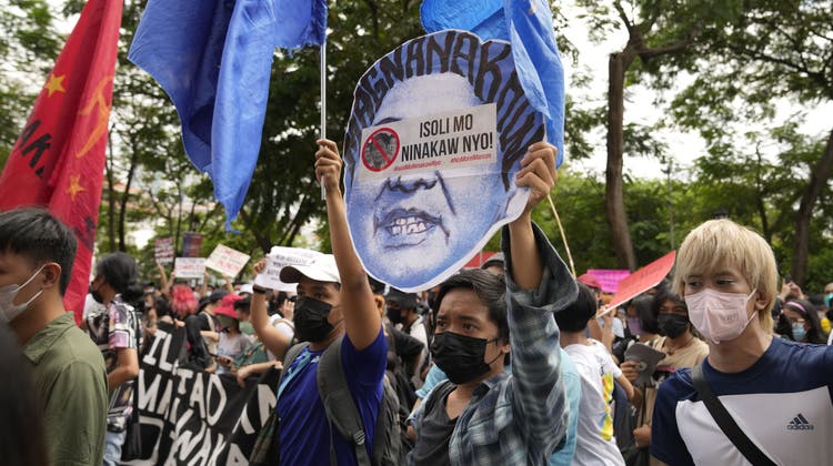 Gebt zurück, was ihr gestohlen habt, steht auf diesem Protestplakat mit dem Konterfei von Ferdinand Bongbong Marcos jr. in Manila. (Bild: Aaron Favila / AP)