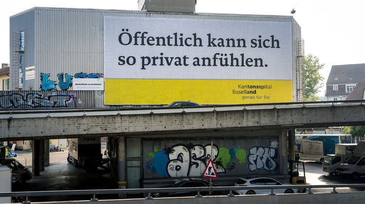 Alles andere als privat: Bei der Autobahn-Ausfahrt Richtung Joggeli deckt eine neue KSBL-Werbung eine ganze Hausfassade ab. (Kenneth Nars)