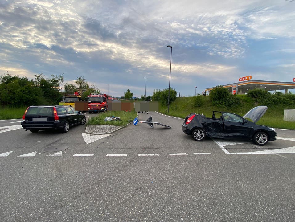 Oberentfelden, 10. Mai: Ein Autofahrer verursachte in Oberentfelden eine Kollision, weil er den Vortritt missachtete. Dabei wurden drei Personen leicht verletzt.