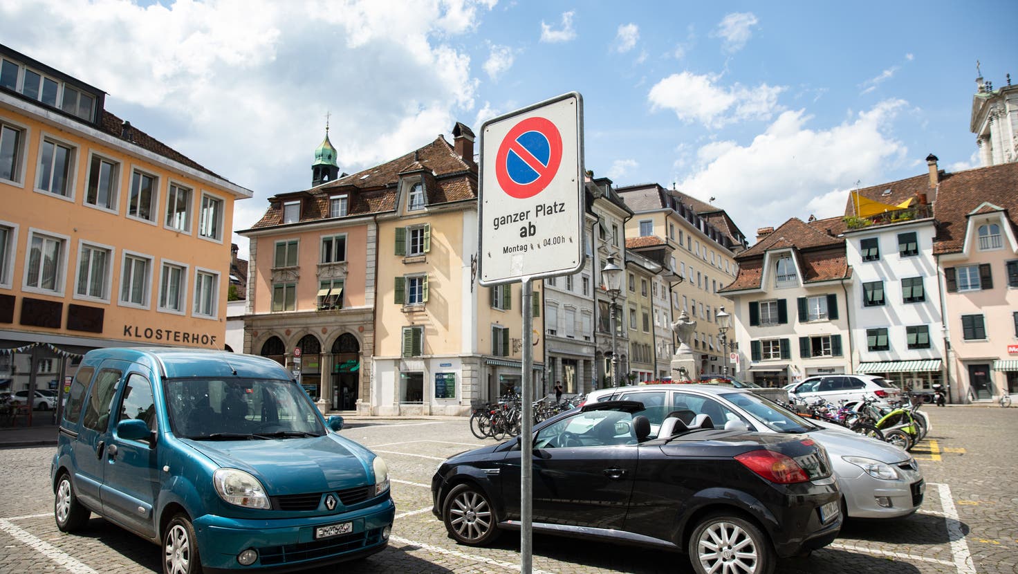 Noch kann man hier parkieren: Der Gemeinderat hat beschlossen, dass die Parkplätze auf dem Klosterplatz verschwinden werden. (Bild: Tom Ulrich)