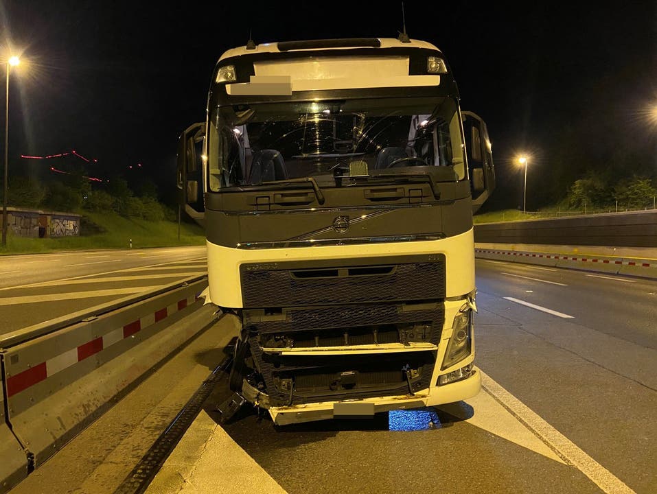 Baden, 11. Mai: Ein Lastwagenfahrer prallt auf der A1 kurz vor dem Baregg-Tunnel in eine Abschrankung, welche die Fahrbahn teilt. Verletzt wurde niemand.