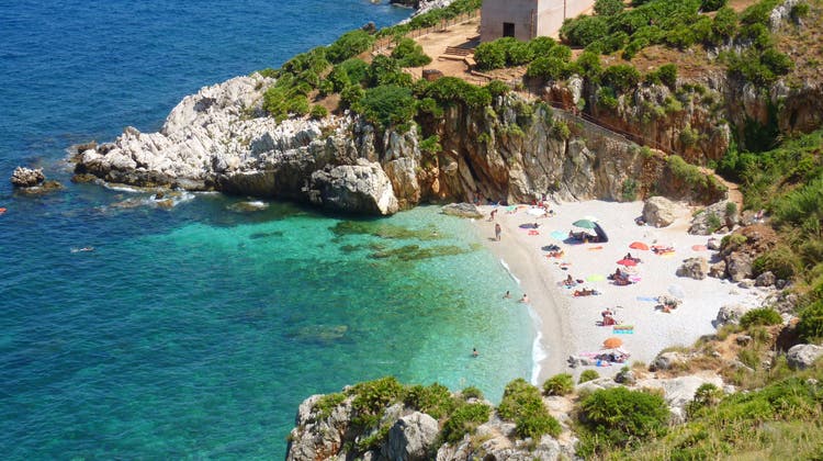 Kleine Badebuchten am Mittelmeer, wie hier auf Sizilien, stehen bei den Reisenden immer hoch im Kurs. (Fotolia)