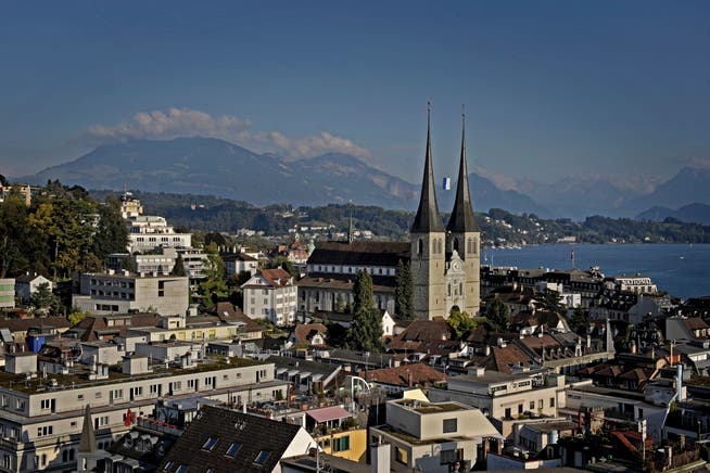 Blick auf die Hofkirche in Luzern.