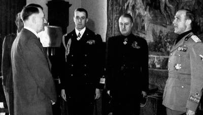 Alfieri (rechts) spricht bei Adolf Hitler vor: eine Aufnahme vom 8. Februar 1941. (Bild: Hitler-archive.com)
