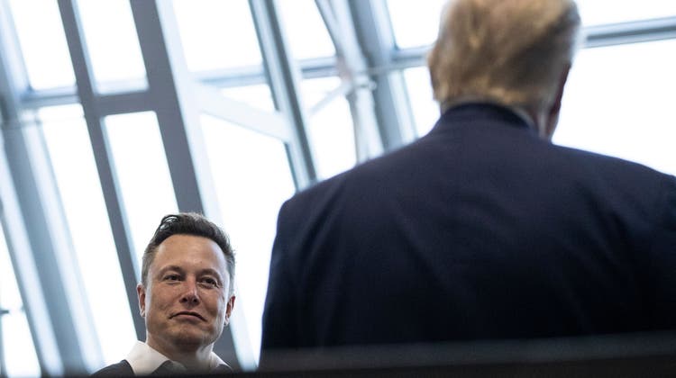 Macht einen Schritt auf Donald Trump zu: Elon Musk will den Ex-Präsidenten zurück auf Twitter holen. (Archivbild) (Keystone)