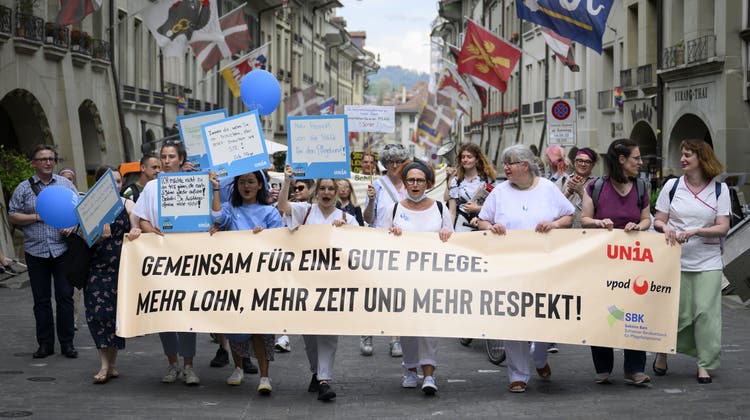 In mehreren Städten – hier in Bern – protestieren Menschen in einem Walk of Care (organisiert vom Berufsverband für Pflegende und den Gewerkschaften VPOD und UNIA) für eine rasche Umsetzung der Pflegeinitiative. (Keystone)