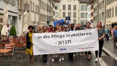 In mehreren Städten – hier in Bern – protestieren Menschen in einem Walk of Care (organisiert vom Berufsverband für Pflegende und den Gewerkschaften VPOD und UNIA) für eine rasche Umsetzung der Pflegeinitiative. (Keystone)