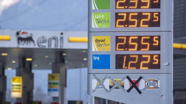 Die steigenden Benzinpreise drücken zusehends aufs Portemonnaie. (Keystone)