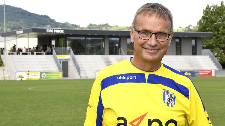 Hans Reimann, Präsident des FC Frick, begrüsst am Sonntag geladene Gäste zum Dankesfest im neuen Klubhaus. (Alexander Wagner (29. Juni 2021))