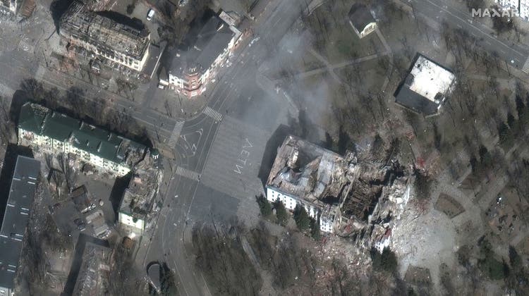 Die Zerstörung des Theaters und seiner Umgebung in der ukrainischen Stadt Mariupol, Bild vom 29. März 2022. (Satellitenbild Maxar Technologies)