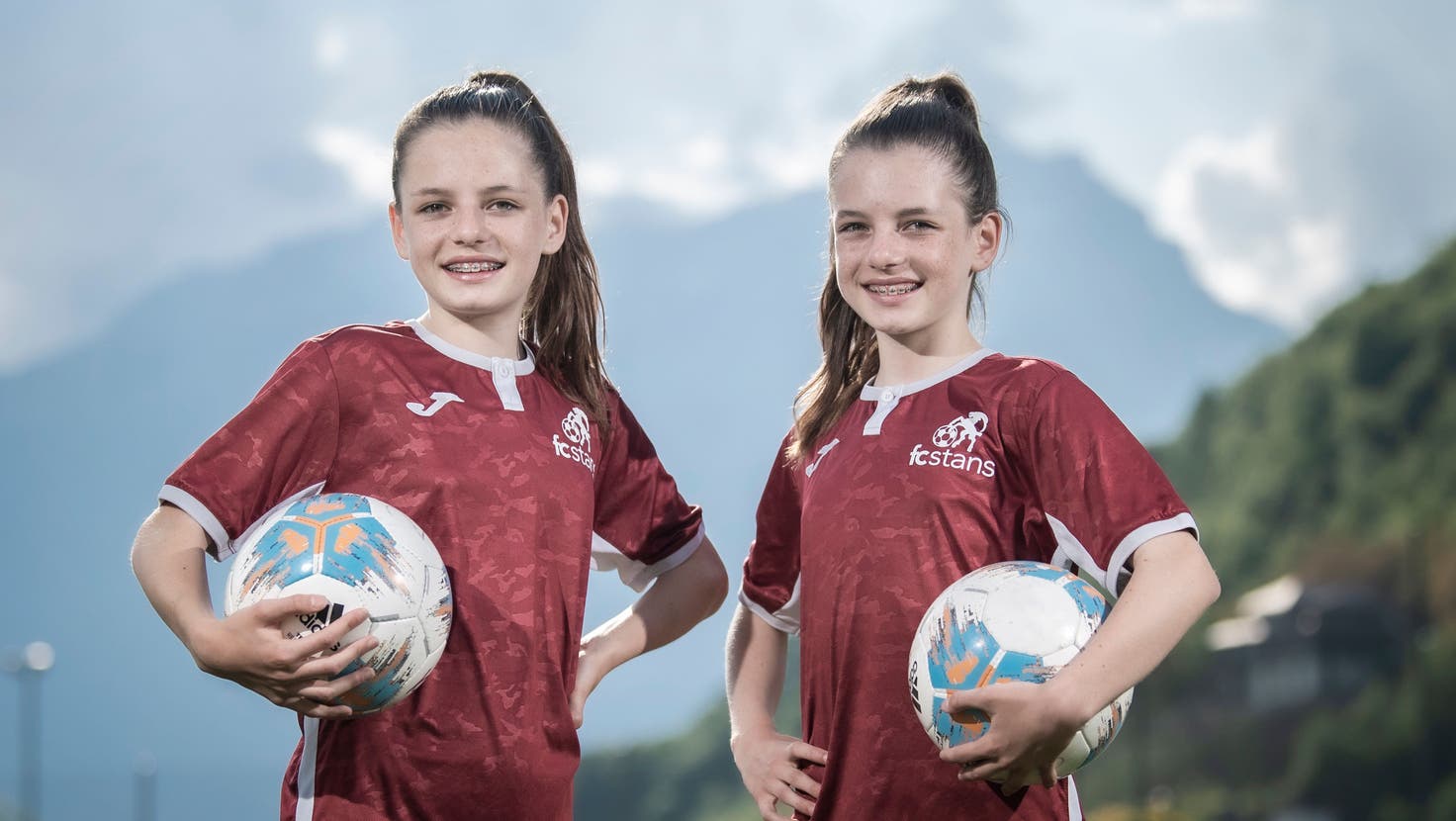 Die Zwillingsmädchen Charline Grossen (links im Bild) und Lisa Grossen (rechts im Bild) aus Beckenried zählen zu den talentiertesten Fussballerinnen ihres Jahrgangs. (Bild: Pius Amrein (Stans, 9. Mai 2022))