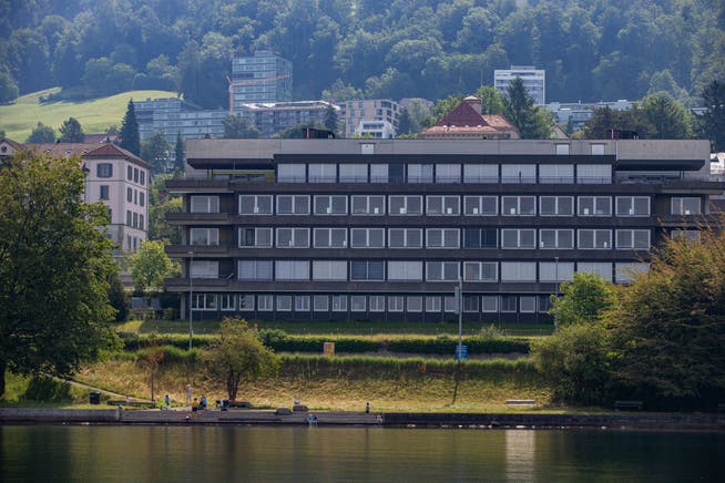 Blick vom Zugersee aus auf das alte Zuger Kantonsspital.