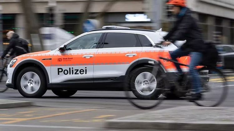 Am Mittwochabend kam es zu einem Unfall zwischen einem Auto der Stadtpolizei Zürich und einer Velofahrerin. (Symbolbild: Keystone)