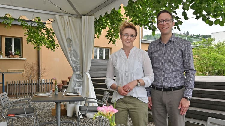 Das Wirtepaar, Sahra und Markus Gfeller, nutzt die Gelegenheit des Umbaus für ein neues Konzept. (Bruno Kissling)
