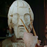 Ausschnitt aus dem Film «Bruder Klaus» von Edwin Beeler: Ein Künstler arbeitet an einer Skulptur des Heiligen. (Bild: PD)
