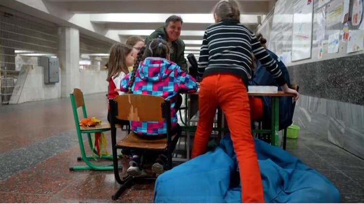 Schutz und Unterricht für Schulkinder in U-Bahnstationen von Charkiw