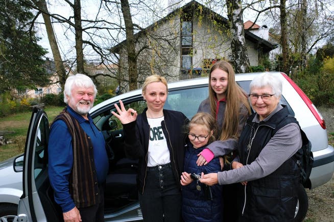 La hermana Paulinia Kohl (derecha) entrega las llaves del automóvil a la familia ucraniana de Maria Shcherban, que huyó a Kirchentumbach.  Su hermano Martin Kohl (izquierda) medió en la donación.