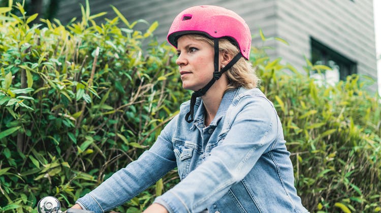 «Mir ist es ein Anliegen, Menschen zum Velofahren zu animieren»: Ulla Spitzer ist mit ihrem E-Bike ein Jahr lang jeden Tag von Basel nach Rheinfelden gependelt. (zvg/Alex Kwiatek)