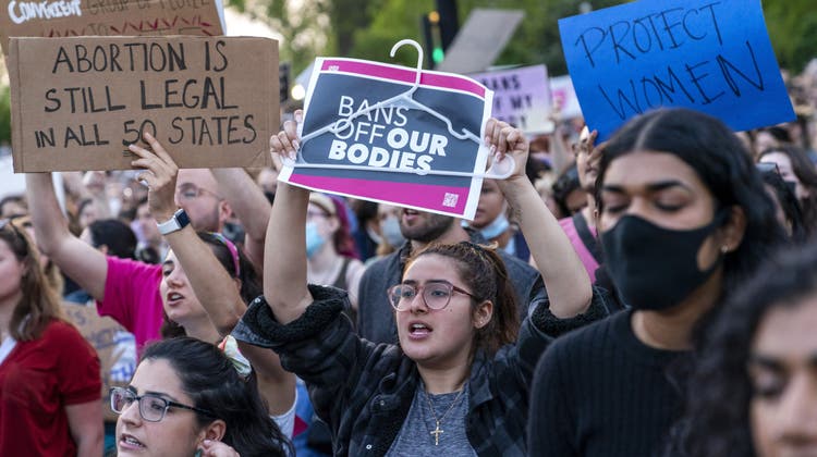 Frauen protestieren am 3. Mai vor dem U.S. Supreme Court in Washington gegen die Kriminalisierung von Abtreibungen. (Jacquelyn Martin / AP)