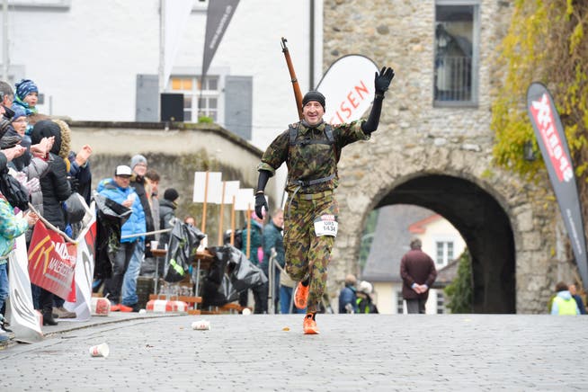 Ein Frauenfelder Militärwettläufer in der Wiler Altstadt.