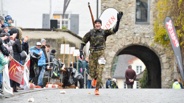 Ein Frauenfelder Militärwettläufer in der Wiler Altstadt. (Donato Caspari)