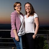 Katja Gaiser (links) und Barbara Gisler, hier auf dem Balkon ihrer gemeinsamen Wohnung, sind das erste gleichgeschlechtliche Paar aus dem Kanton Zug, das sich trauen lässt. (Bild: Stefan Kaiser (Zug, 23. März 2022))