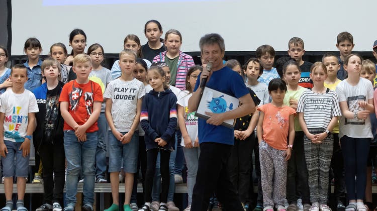 Komponist und Lehrer Dieter Bürgi bringt mit 70 Kindern der 3. bis 5. Klasse der Primarschule Neuendorf das Musical «Pirullo» auf die Bühne. (Patrick Lüthy)