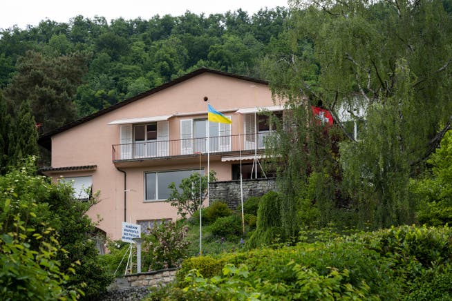 Diese Villa am Schartenfelshang soll demnächst abgerissen werden. Derzeit wohnen im Gebäude zwei ukrainische Familien.
