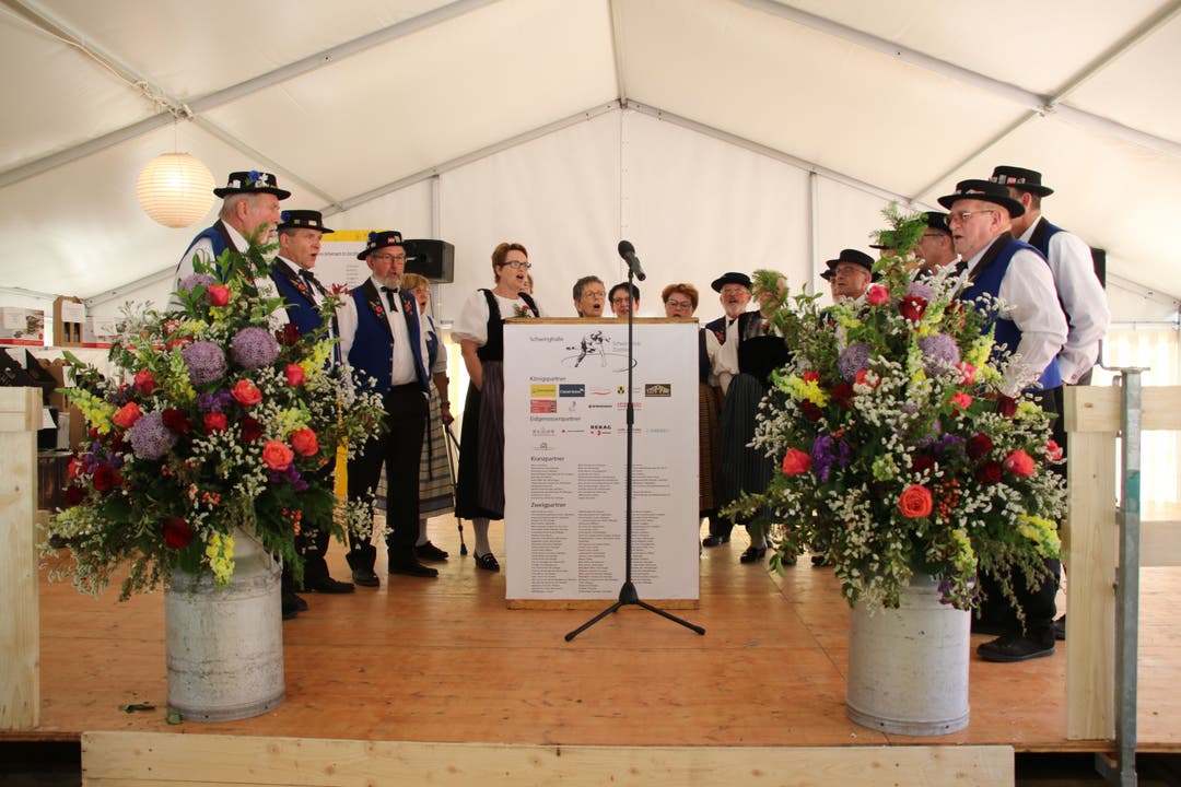 Der Jodlerklub Am Rhy eröffnet die offzielle Einweihungszeremonie der neuen Halle.