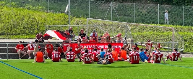 Spieler und Fans des FC Baden feiern den Sieg im Tessin.