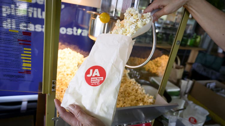 Die Befürworter der Lex Netflix gönnen sich am Abstimmungssonntag Popcorn. (Keystone)