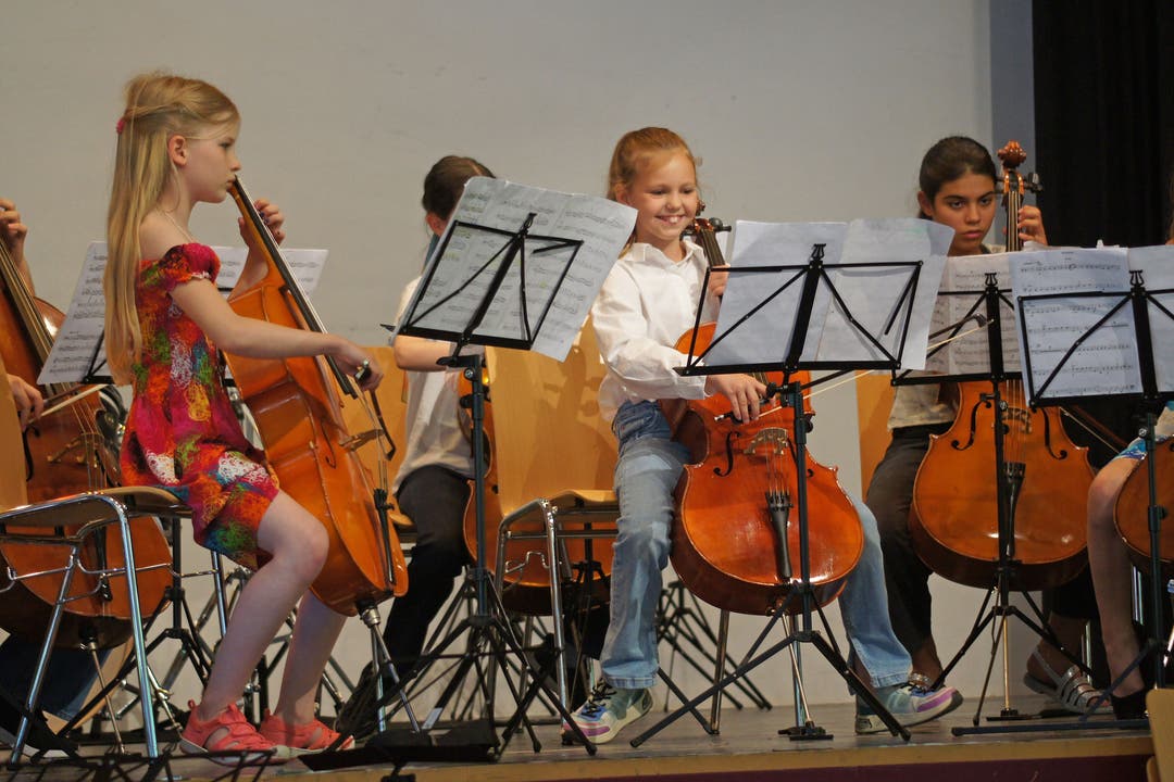 Volle Konzentration: Das Cellospiel bereitete den Kindern viel Spass.