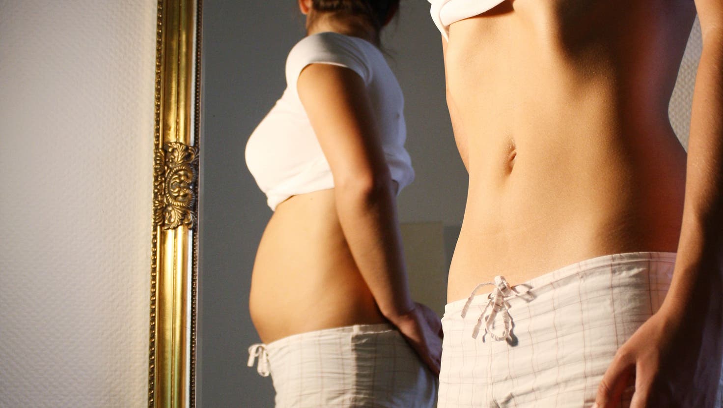 Oft stimmt bei einer Essstörung das Bild im Spiegel nicht mit der Realität überein. Man fühlt sich noch zu dick, wenn man längst viel zu mager ist. (Archiv)