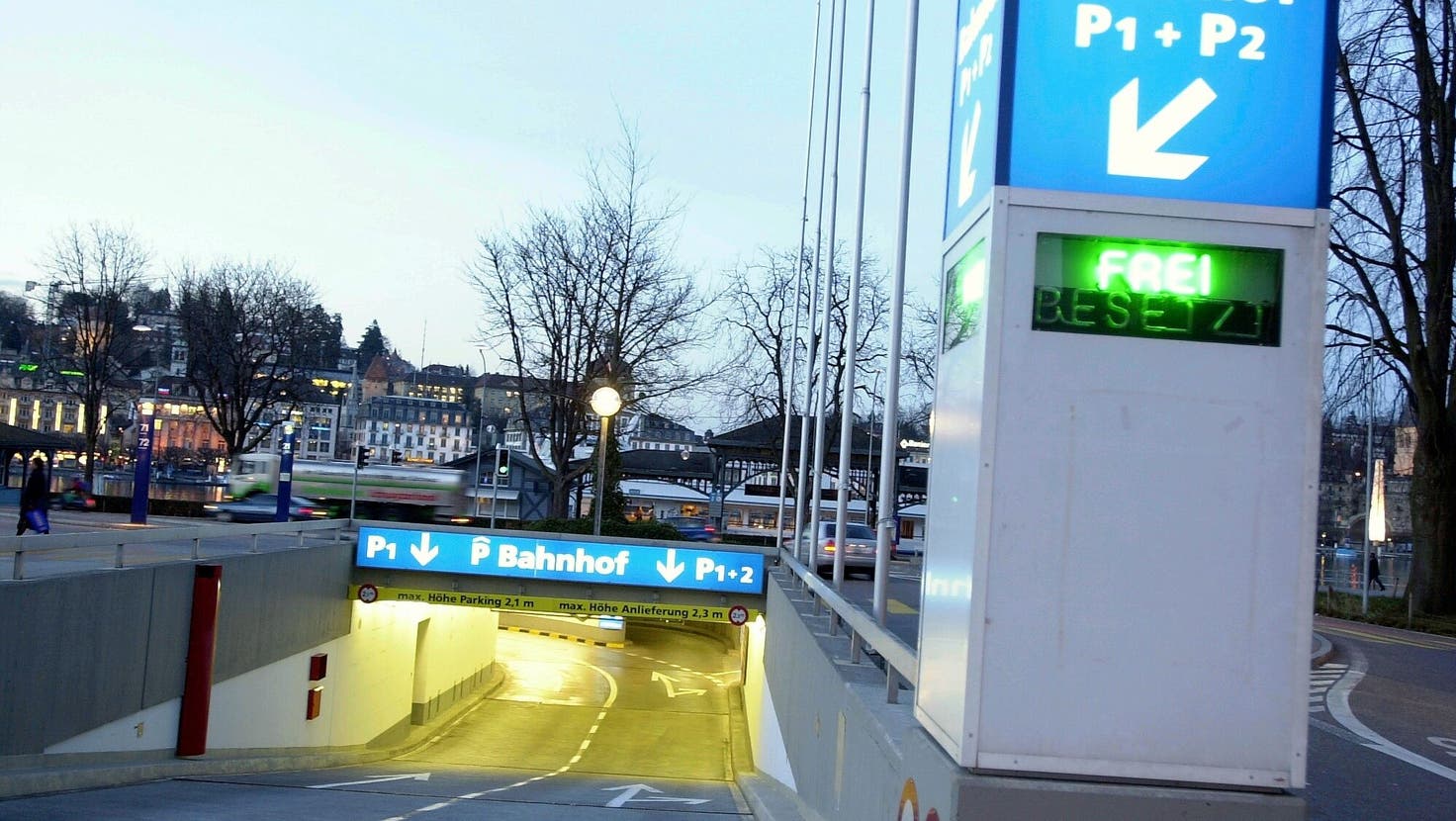 Einfahrt zum Bahnhofparking P1 und P2. (Archivbild LZ)
