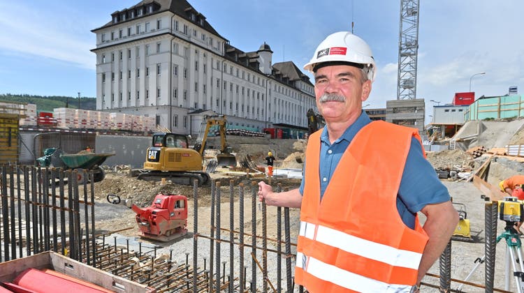 Bruno Fuchs, Präsident des Solothurner Baumeisterverbands, posiert auf der Usego-Baustelle an der Solothurnerstrasse in Olten. (Bruno Kissling)